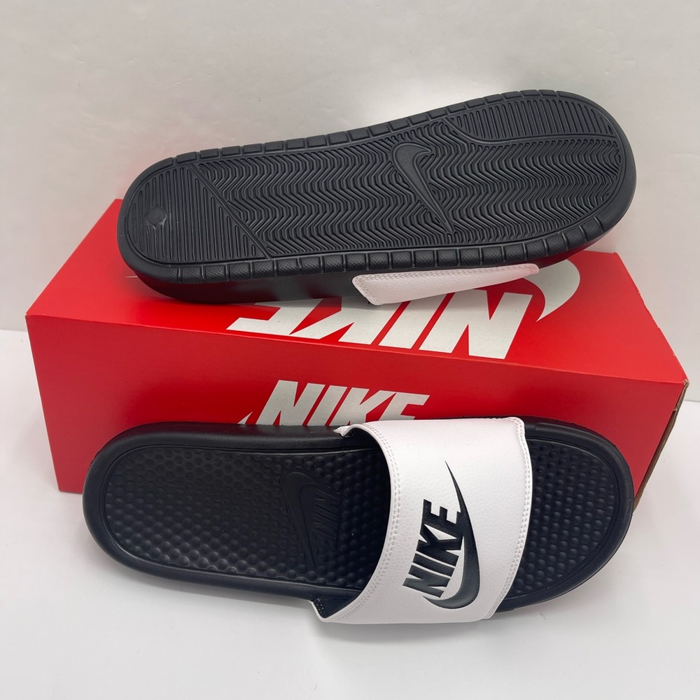Nike Benassi JDI
Men's Slides Black and White Slides - Picture 2 of 16
